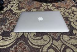 Apple MacBook Air 2017 with 1.8GHz Core i5 (8GB RAM, 128 GB SSD