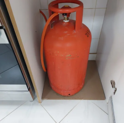 dubai Gas cylinder medium size with regulator