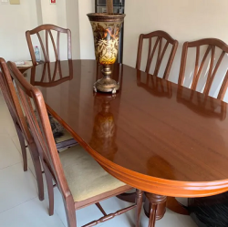 Wooden Dining Room Table In Very Good Condition (With the chairs)