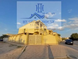 Villa for annual rent in an excellent location, in the Rawda area.-image