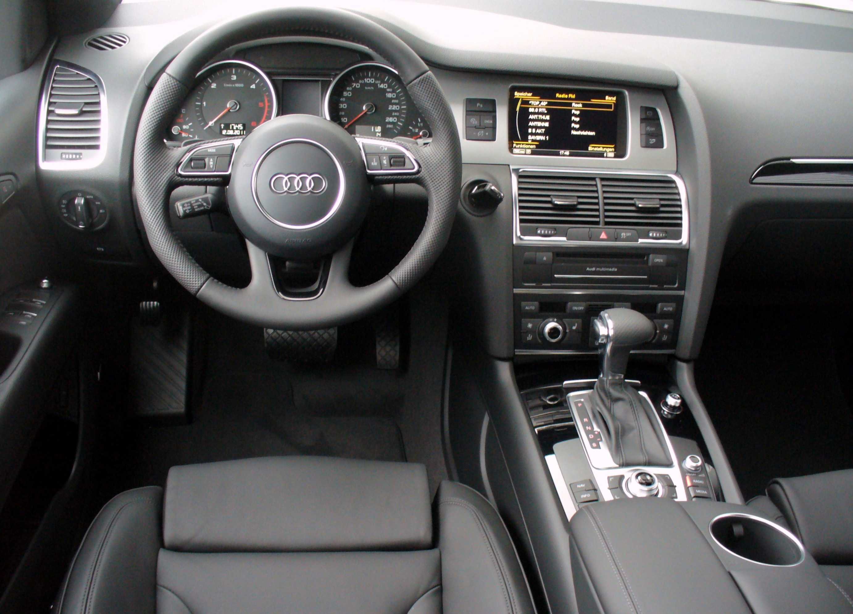 AUDI Q7 S LINE MODEL 2013 GCC SPEC IN EXECLLENT CONDITION-pic_5