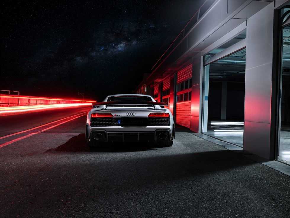 The Audi R8: A Supercar for the Driver Who Demands the Best-pic_4