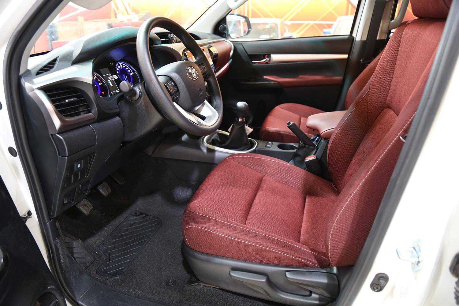 HILUX 2019 4X4 GCC FULL SERVICE + AL FUTTAIM -ORGINAL PAINT 100% -FULL OPTION NO.1 - INCULDE VAT-pic_2