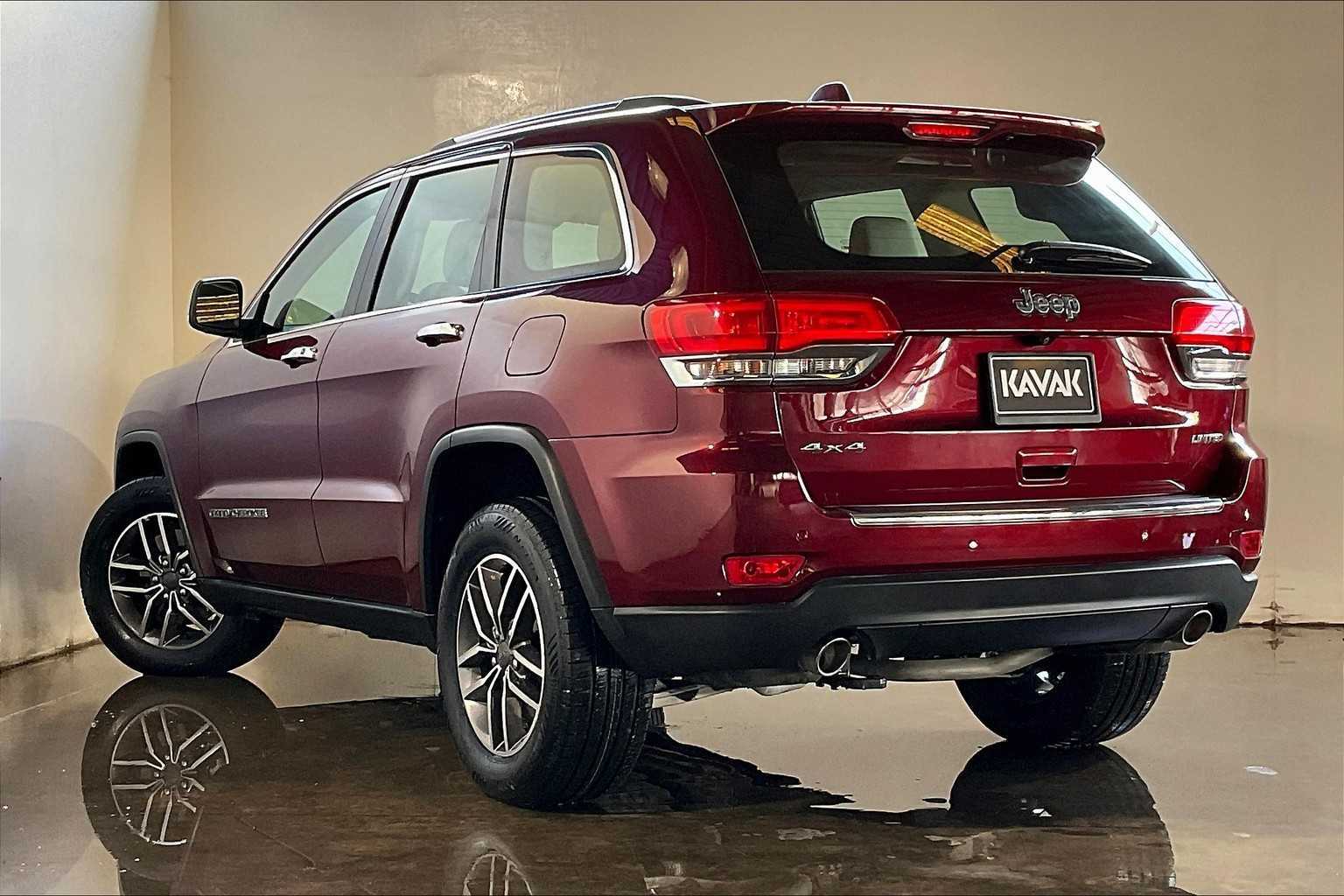 Rent 2017 Jeep Grand Cherokee Summit-pic_5