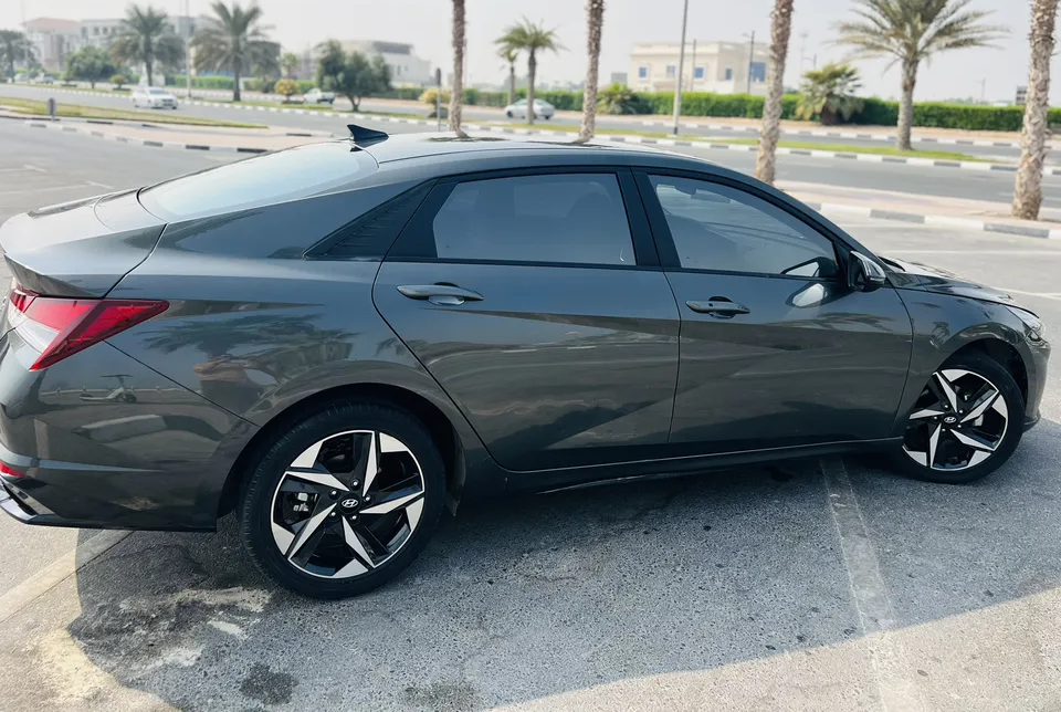 Hyundai Elantra in Dubai-pic_4