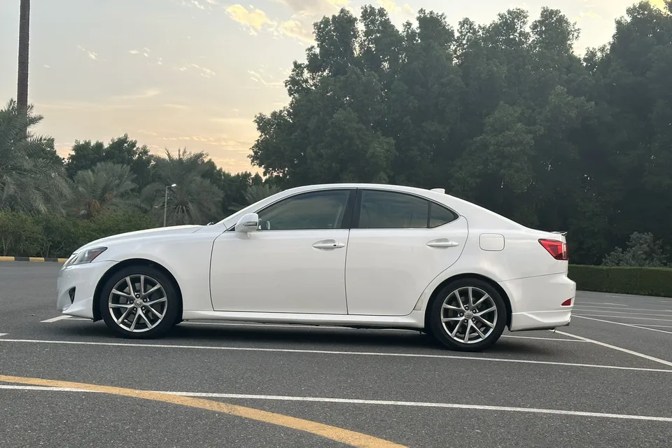 Lexus IS300 model 2013 GCC CAR PREFECT CONDITION INSIDE AND OUTSIDE FULL-pic_4