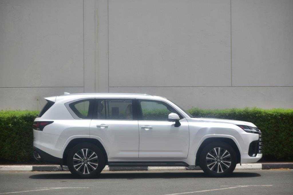LEXUS LX600 - image 6