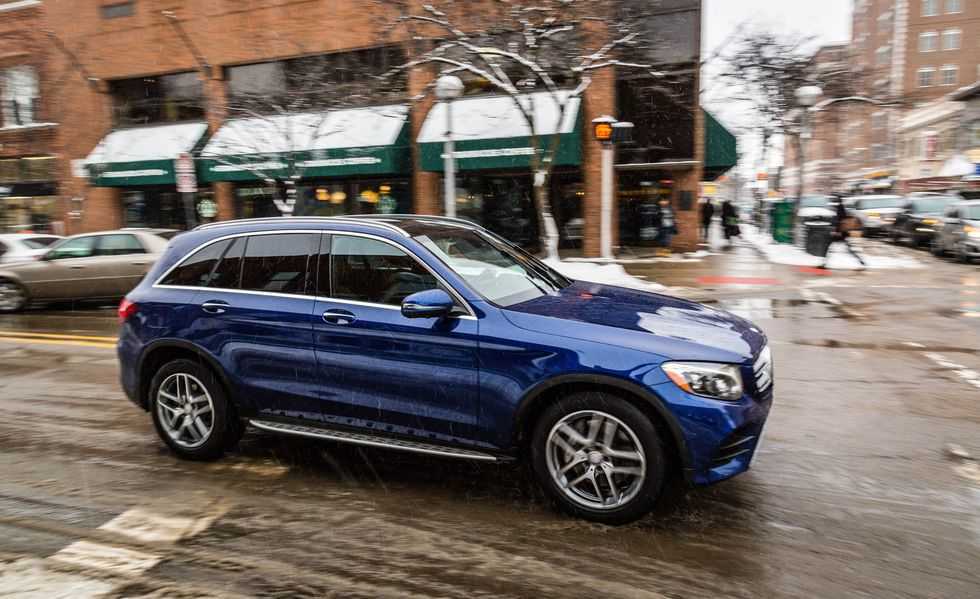 GLC 350E HYBRID 5 BUTTONS 39,000 KM-pic_3