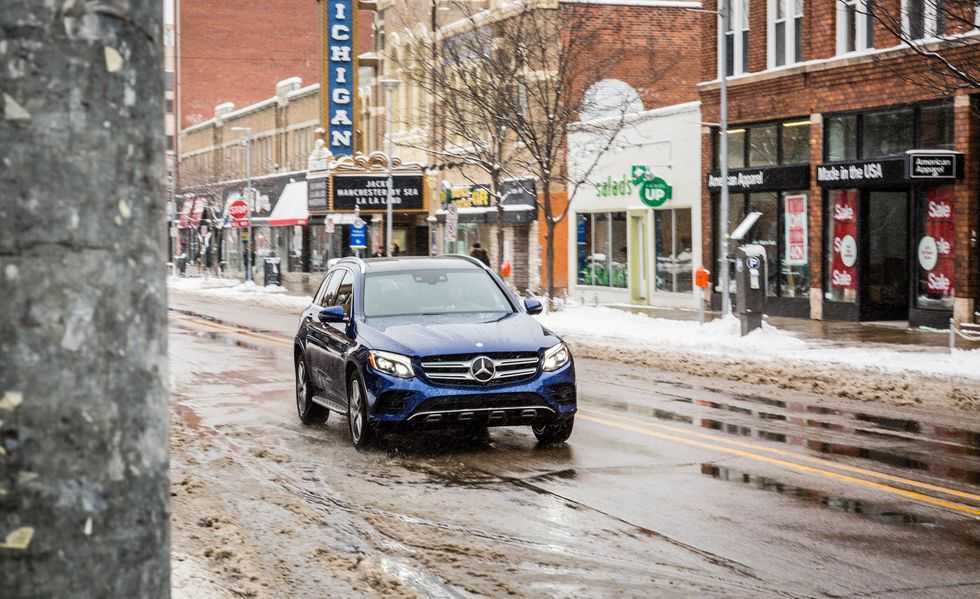 GLC 350E HYBRID 5 BUTTONS 39,000 KM-pic_2