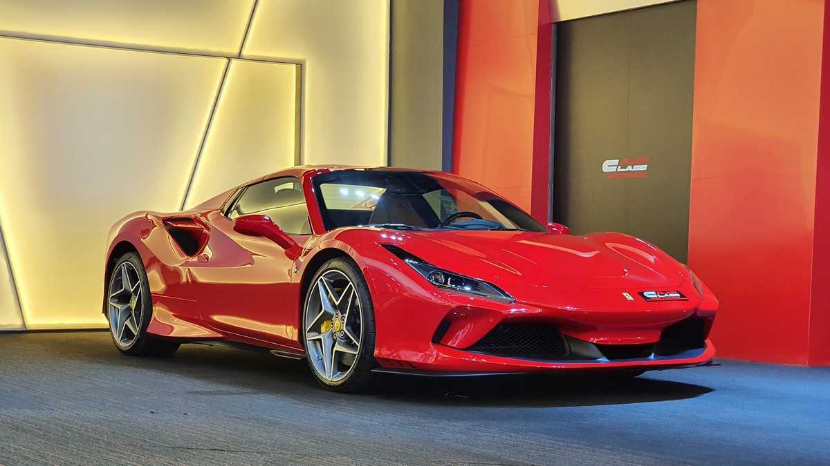 RENT FERRARI F8 TRIBUTO SPIDER 2022 IN DUBAI-pic_4