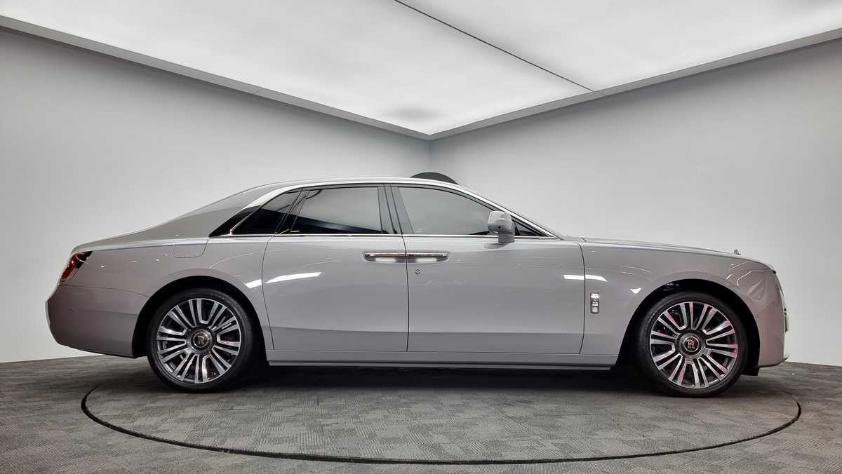 Rent Rolls Royce Ghost 2022-pic_3