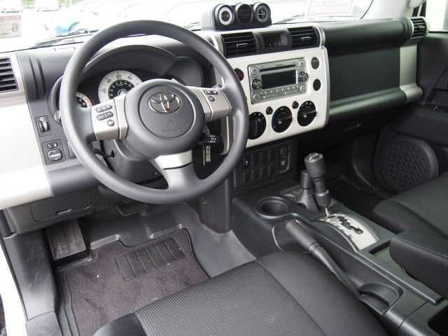 TOYOTA FJ CRUISER WITH DIFF LOCK #GCC# WELL MAINTAINED# URGENT SALE AED 39500/--pic_3