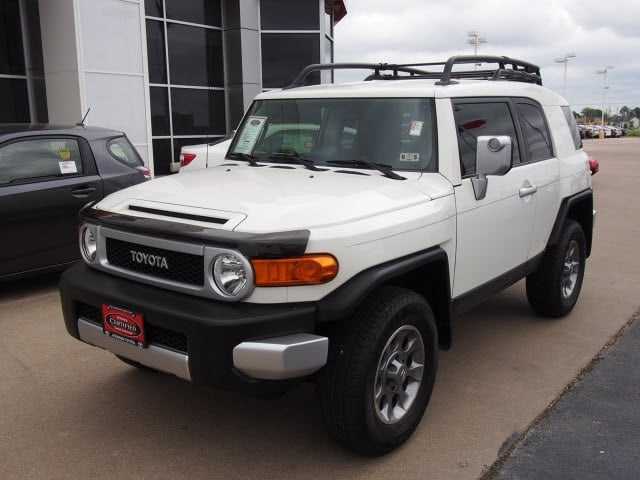 TOYOTA FJ CRUISER WITH DIFF LOCK #GCC# WELL MAINTAINED# URGENT SALE AED 39500/--pic_2