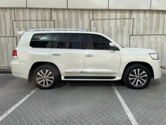 TOYOTA LAND CRUISER G.C.C 2016 V8 FULL OPTION IN EXCELLENT CONDITION-pic_3