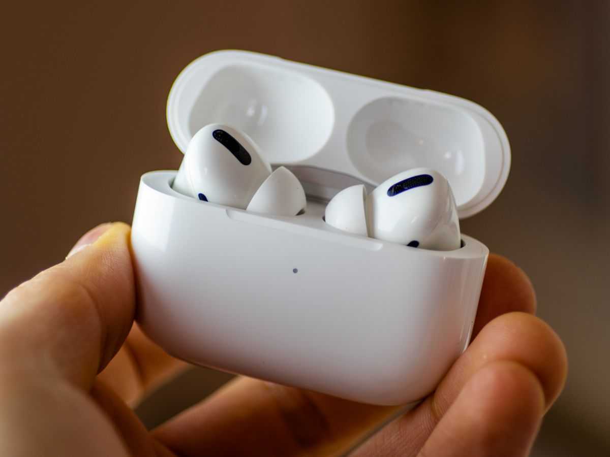 AirPods Pro With Wireless Charging Case With Apple Care til January 2024-image