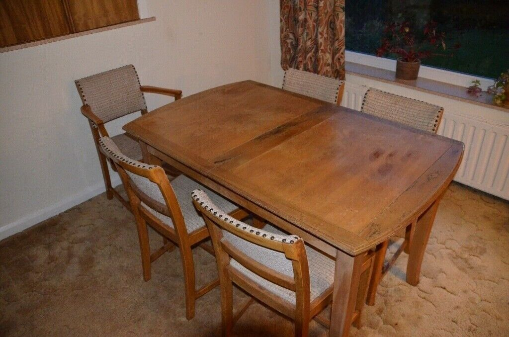 Extendable dining table with 5 chairs
