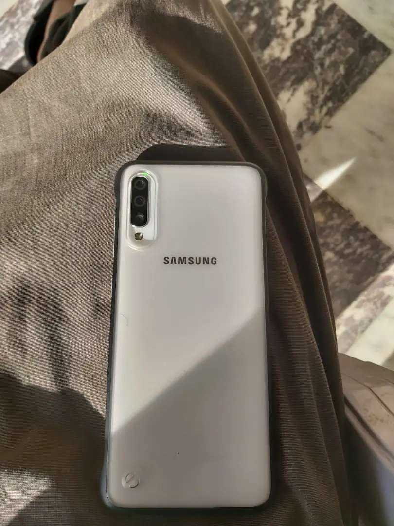 Samsung A70 mobile phone for sale-pic_1