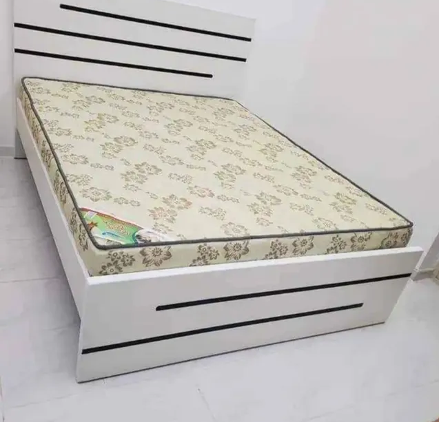 I'm selling brand new king size wooden bed-image