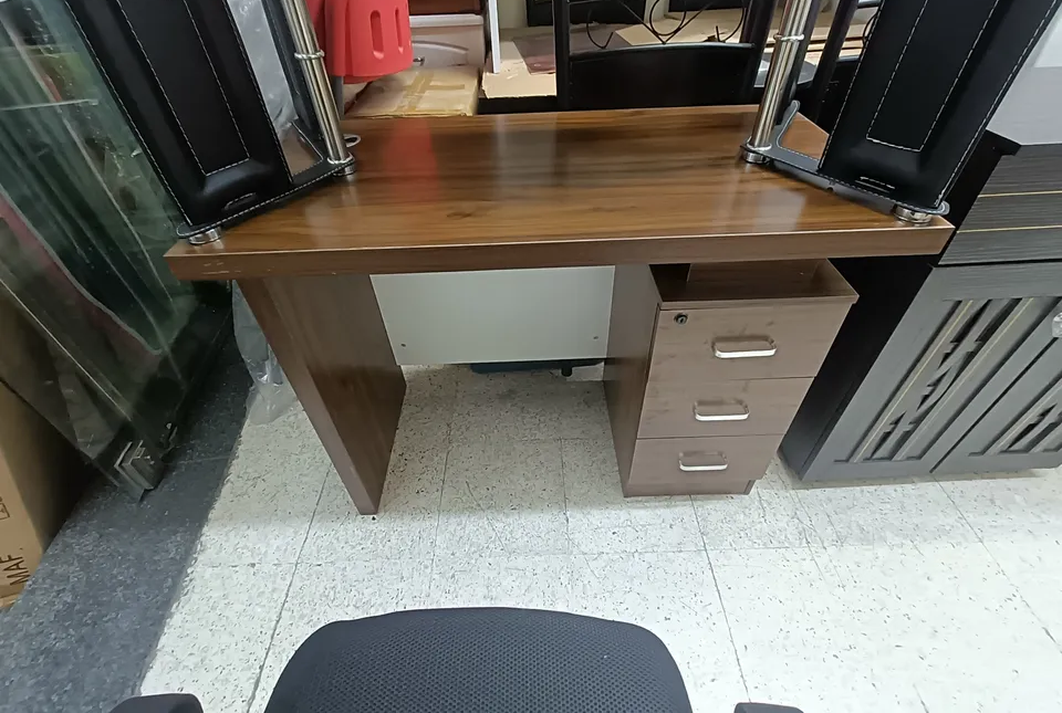 office chair and table for sale