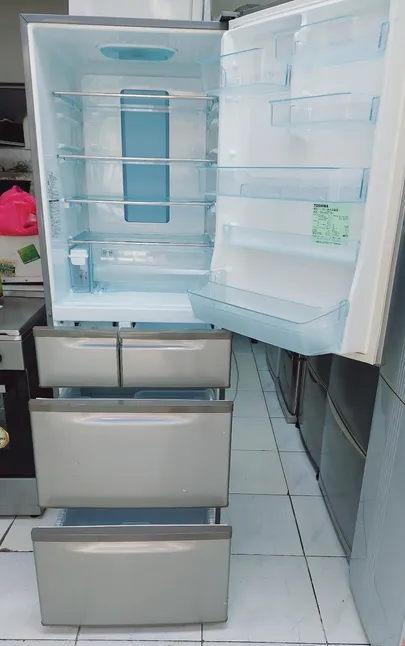 Toshiba fridge freezer big size ice maker excellent condition-pic_1