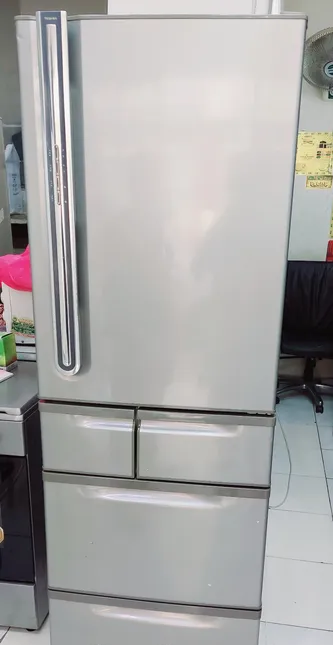Toshiba fridge freezer big size ice maker excellent condition-pic_2