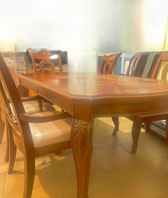 Table for sale 8 Chairs extendable