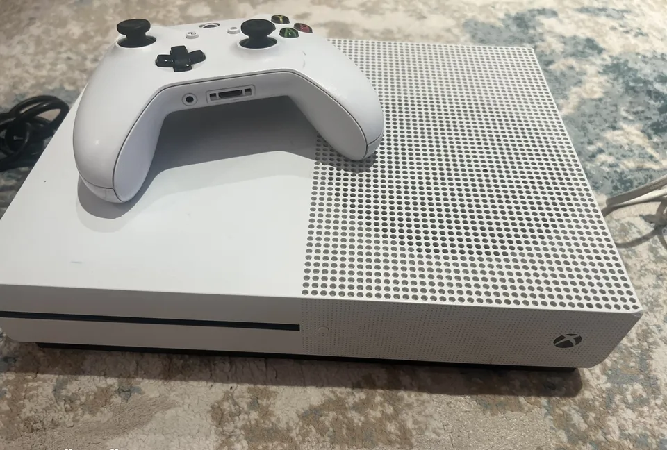 Xbox One S +1 Controller GOOD CONDITION (URGENT!!)
