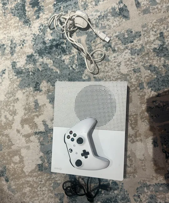 Xbox One S +1 Controller GOOD CONDITION (URGENT!!)-pic_3