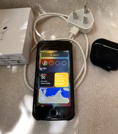 Original iPhone SE new condition with AirPod and all accessories-pic_3