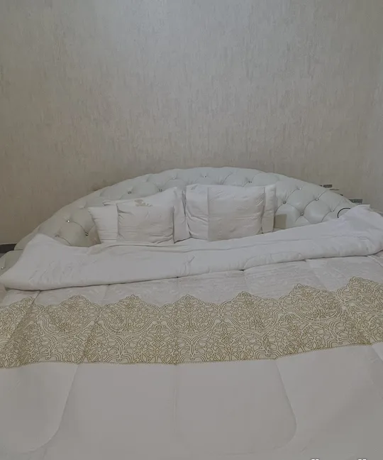 Bed with side tables set circle/round shape Queen bed