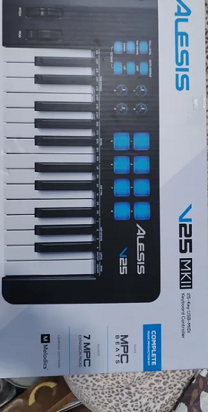 • Alesis 25-Key USB-MIDI Keyboard Controller