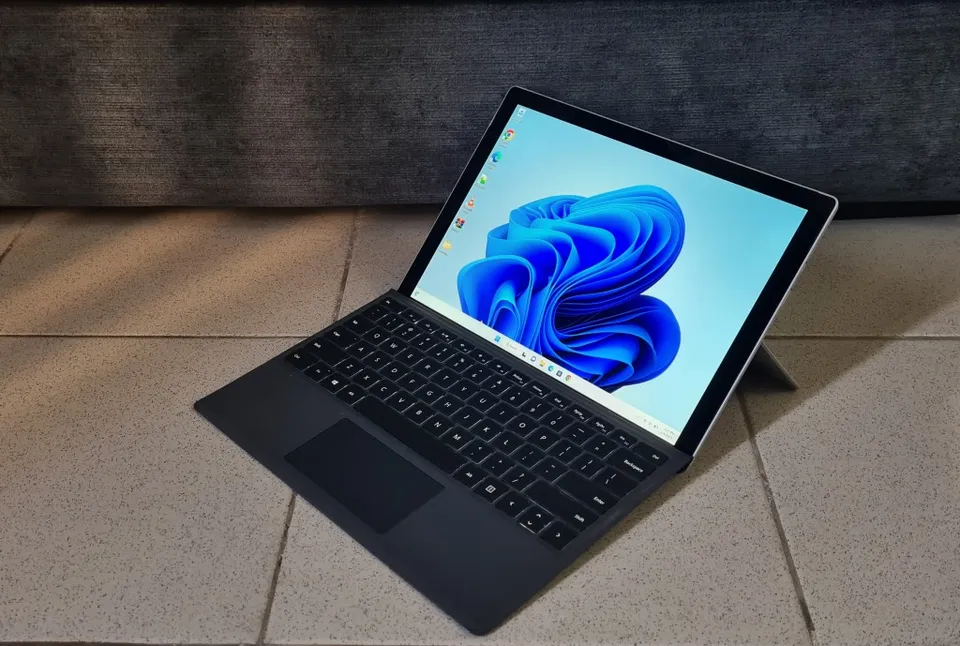 Surface Pro 5 + keyboard - microsoft - better than ipad air chromebook galaxy tab etc-image