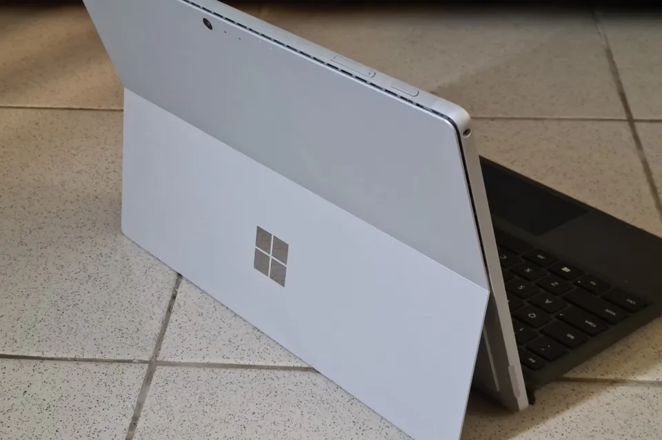 Surface Pro 5 + keyboard - microsoft - better than ipad air chromebook galaxy tab etc-pic_1