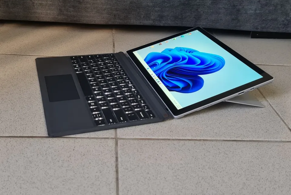 Surface Pro 5 + keyboard - microsoft - better than ipad air chromebook galaxy tab etc-pic_2