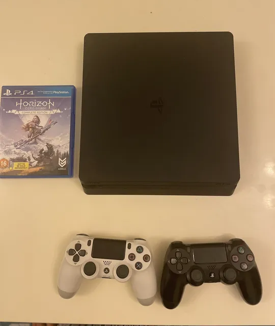 PS4 with 2 CONTROLLERS AND horizen game-pic_3