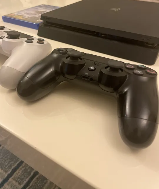 PS4 with 2 CONTROLLERS AND horizen game-pic_1