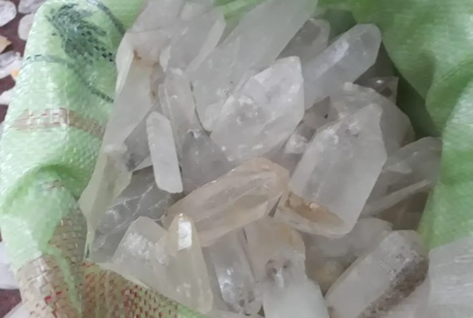 Quartz Crystals Stones (Silicon Dioxide SiO2)