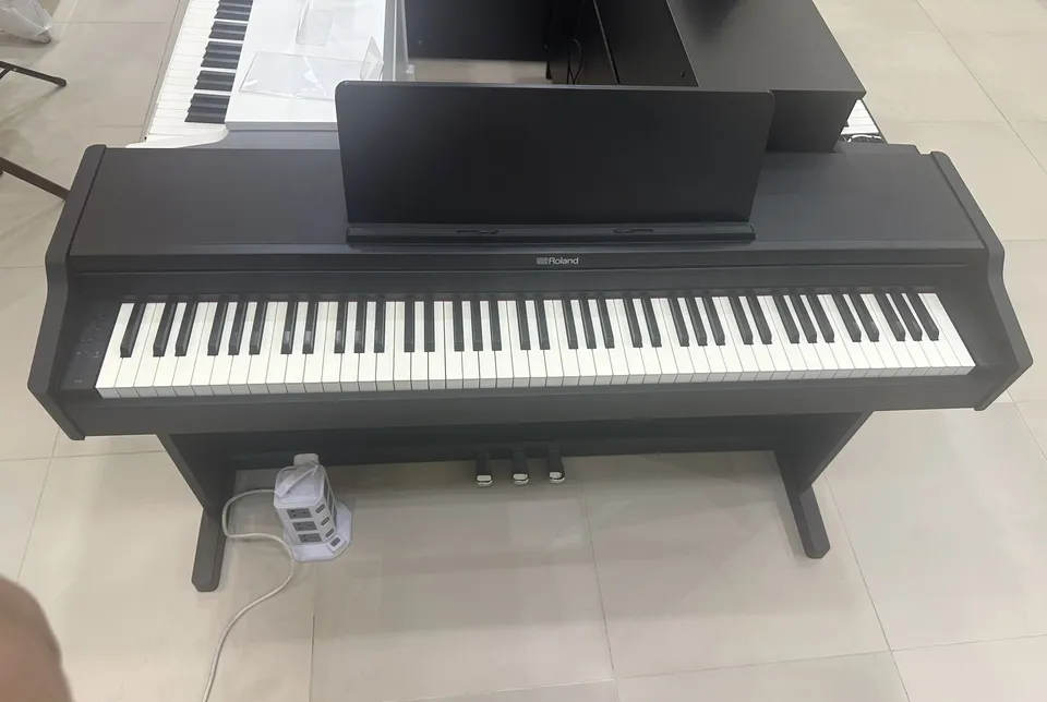 Roland digital piano rp-107 black-pic_1