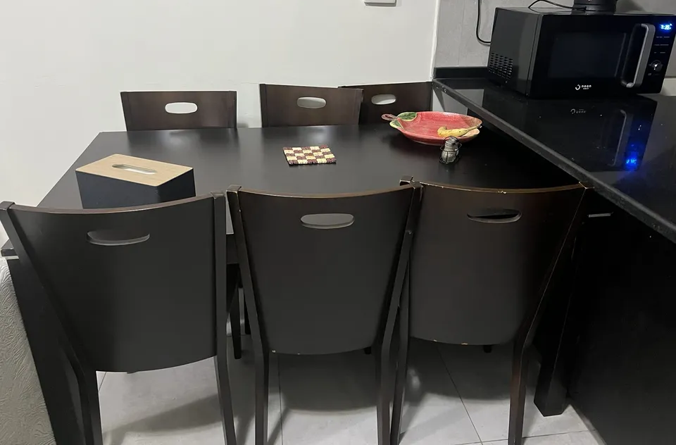 Table with 6 chairs-image