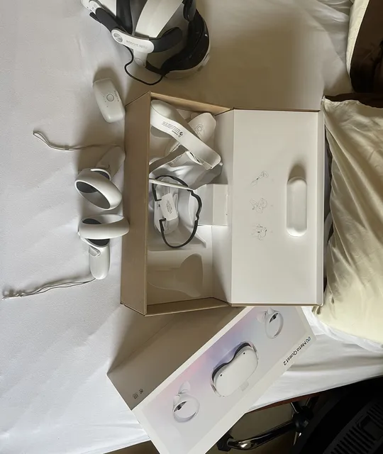 Oculus quest 2 with charger strip&bag-pic_1