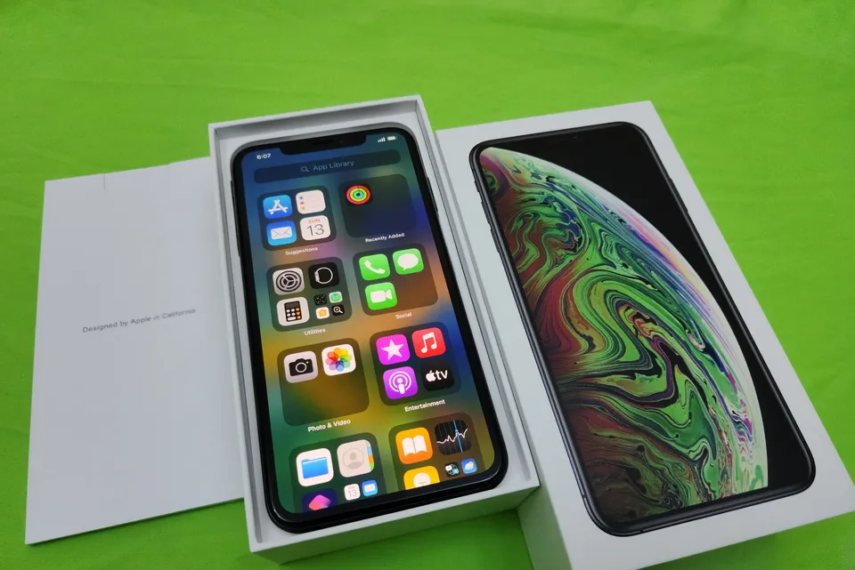 Apple Iphone XS 256GB Gray Color