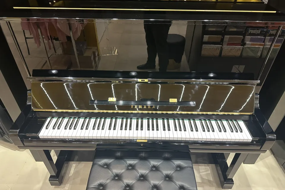Yamaha U3H black upright piano-image