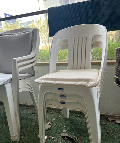 6 plastic chairs with cushions