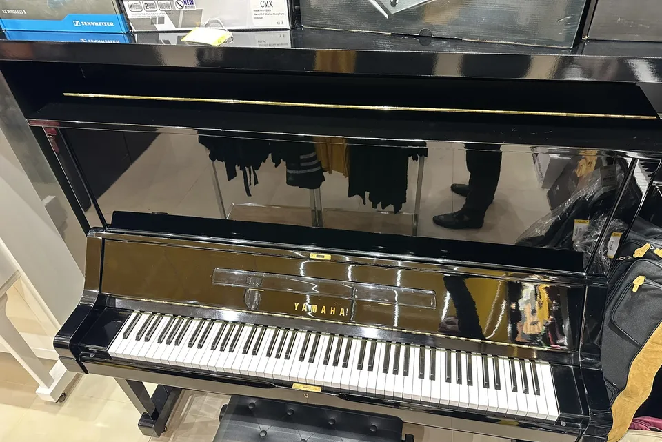 Yamaha UX upright piano Black-pic_1