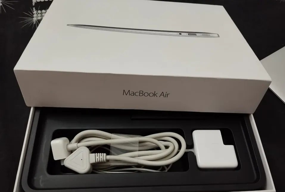 MacBook Air Core i5 (2017) Like new, with box-image