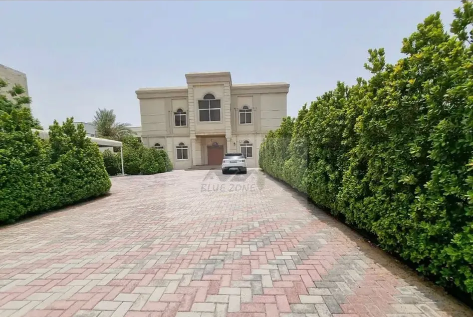 Villa for rent in a prime location consisting of 4 rooms in Al Barsha 2-pic_2